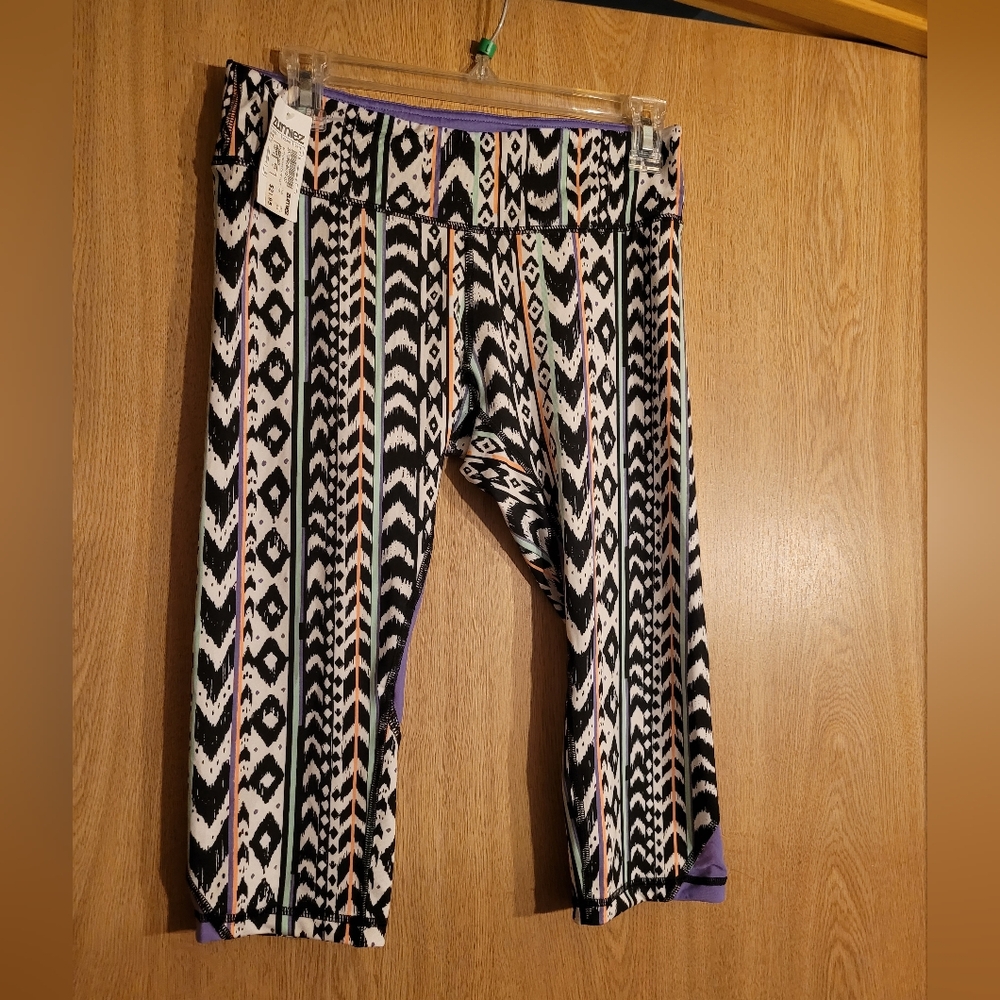 Zumiez multicolored Activewear legging shorts. New.